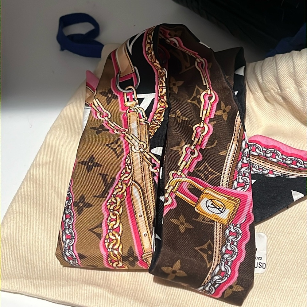 Reversible Authentic LVscarf or it can be a headband or as accesory for ur purse